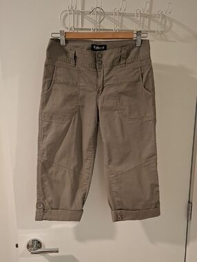 Unlisted Vintage Women's Y2K Cotton Khaki/Green Cargo Pocket Capris (Size 6/S-M)
